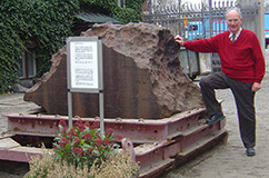 Vagn F. Buchwald ved siden af sit fund, jernmeteoritten Agpalilik i Geologisk Museums gård. Foto: Anne H. Ross.