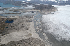 Et billede taget fra helikopter ved Frederikshåb Isblink i Vestgrønland. På billedet kan man se en lille sø, der tidligere har modtaget smeltevand fra gletscheren, når den har været længere fremskreden. Foto: Nicolaj Larsen.