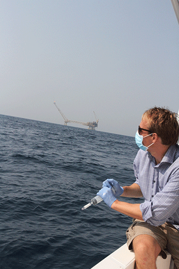 Philip Francis Thomsen i færd med at filtrere havvand for "environmental DNA" (eDNA; "miljoDNA"). Foto: Steffen Sanvig Bach).
