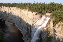 Anticosti Island, Quebec, Canada, er et af de mest spektakulære områder i verden at studere den Sen Ordoviciske masseuddøen i. Det skyldes øens fantastisk velblottede kalksten, der er meget fossilholdige. Hér Canadas næsthøjeste vandfald, det 76 m høje Vauréal Falls. Den store uddøen starter lige ved de kalklag, hvor vandfaldet begynder. Foto: CMØ Rasmussen.
