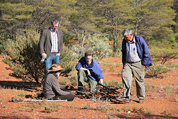 Professor Eske Willerslev taler med aborigin elders i Kalgoorlie området i Sydvestaustralien i 2012. (Foto: Preben Hjort, Mayday Film)