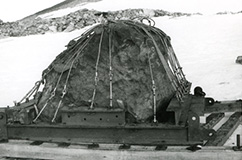 Alt foregik ved håndkraft, da den tonstunge meteorit Agpalilik skulle bjerges. Meteoritten blev transporteret ned til kysten på en præfabrikeret stålslæde, som den står på den dag i dag i Geologisk Museums gård. Foto: V.F. Buchwald, 23. august 1965.