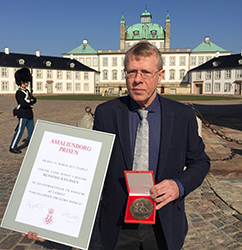Forfatter og lektor Henning Knudsen modtager Amalienborgprisen.
