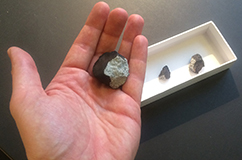 En lille "klump" af Ejby-meteoritten. Foto: Anders Peter Schultz, Statens Naturhistoriske Museum.
